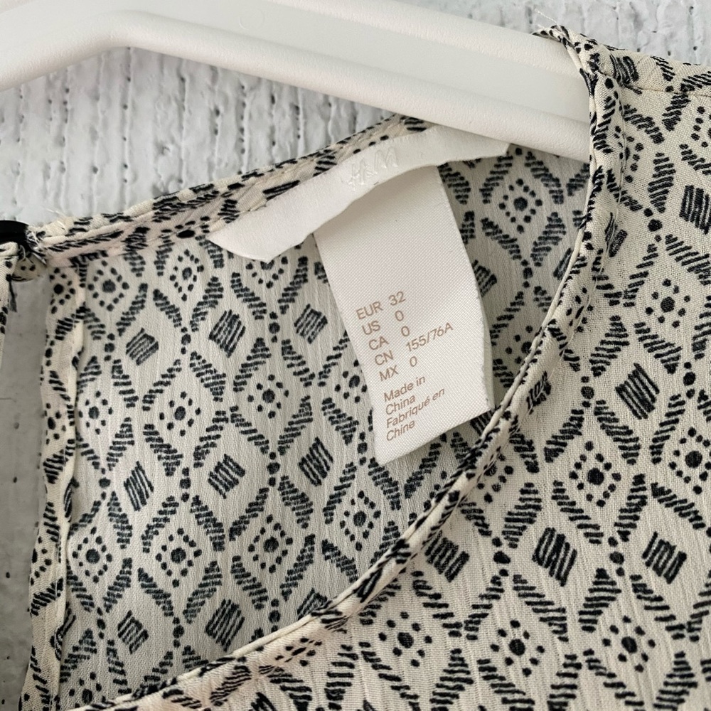 H&M Geometric Patterned Blouse - Picture 3 of 3